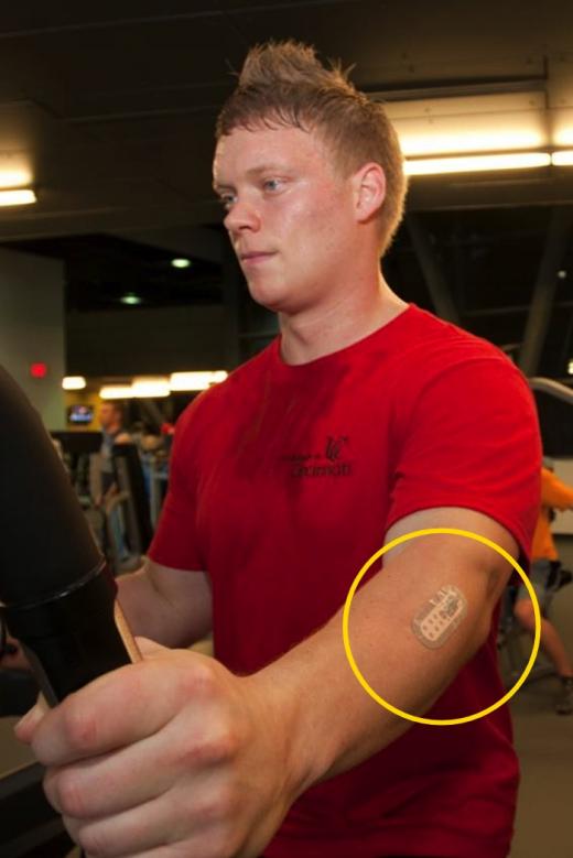 붙이면 내 건강정보가 주르륵…美공군, ‘첨단 반창고’ 개발