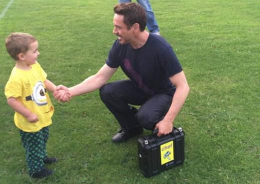 친절한 ‘로다주’…‘어벤저스’ 촬영중 아이와 함께