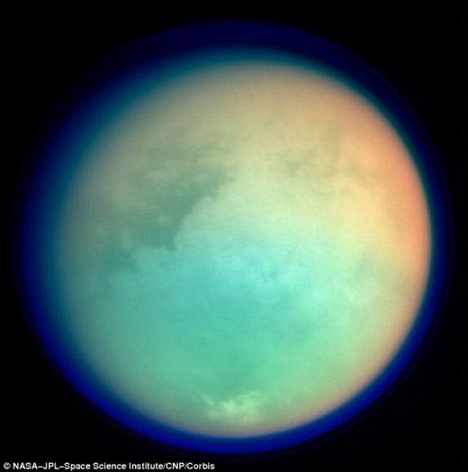 “토성 위성 타이탄에서는 ‘달콤한 냄새’가 난다” [NASA]