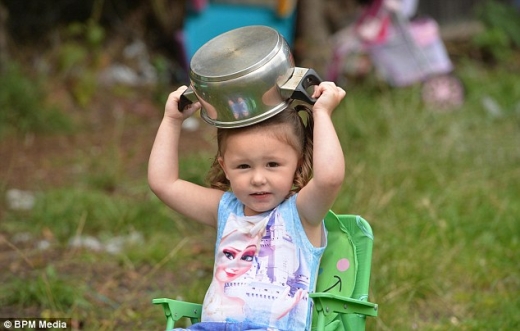 아이스 버킷챌린지 도전한 3세 여아 화제