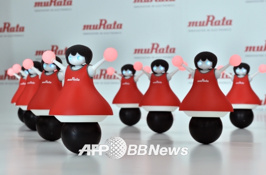 사람 뺨치는 군무(群舞)…세계 최초 ‘로봇 치어리더’ 화제