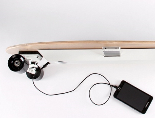 스마트폰 충전+음악 감상…‘하이테크 스케이트보드’