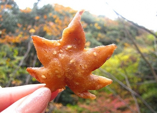 日 이색 가을간식 ‘단풍잎 튀김’…과연 맛은?