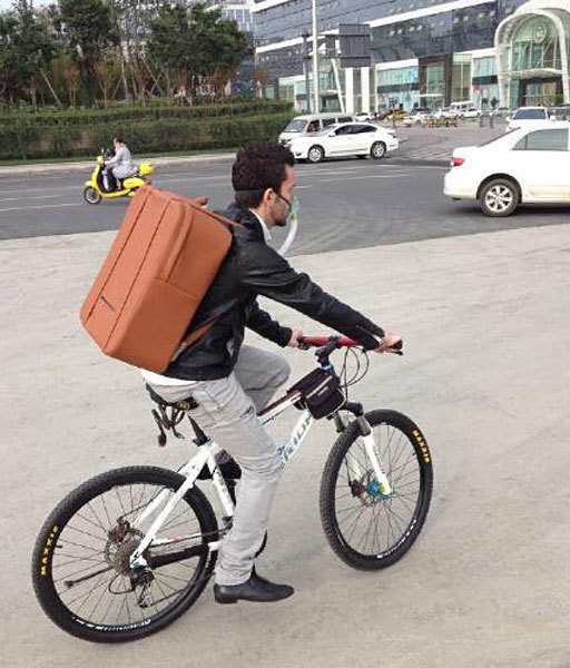 “스모그 싫어”… ‘공기청정기’ 메고 출퇴근하는 男 화제
