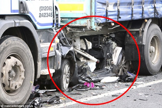 트럭에 완전히 끼인 車…운전자, 기적적으로 목숨 건져