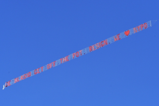 뉴욕경찰-시장 갈등 악화일로… “즉각 사퇴하라” 광고