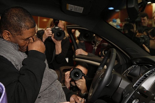 10년 간 매일 34km 걸어 통근한 남자 車받고 눈물