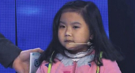 ‘사춘기를 잃어버린’ 7살 외모의 20세 여성 사연