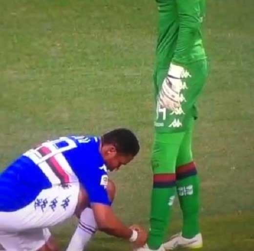 사무엘 에투, 경기중 상대팀 골키퍼 신발끈 묶어