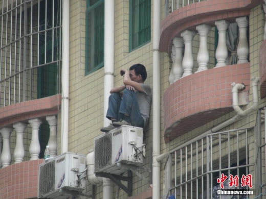 도둑질 걸린 男, 실외기에 매달려 70시간…