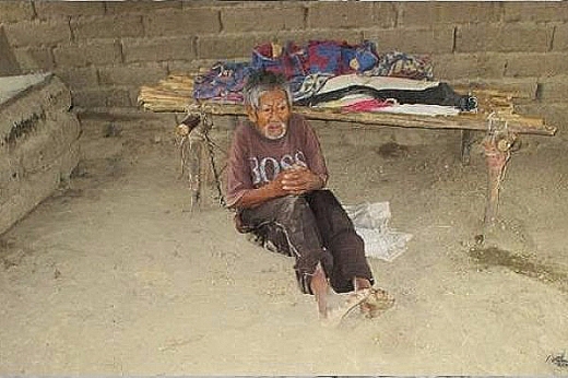 노예처럼 쇠사슬에 묶여사는 86세 노인 사연