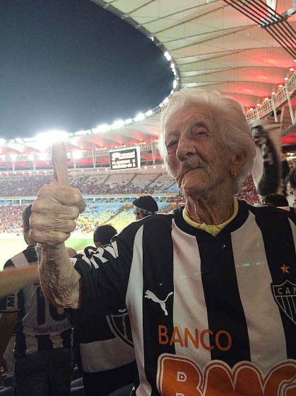 백발 휘날리며 열정적 응원 ‘94살 열렬 축구팬 할머니’ 화제