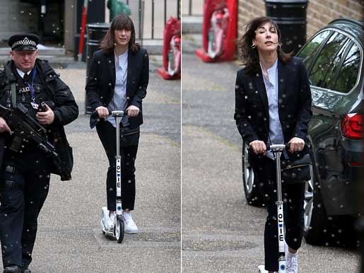 [포토] ‘킥보드’ 타며 관저로 향하는 영국 총리 영부인