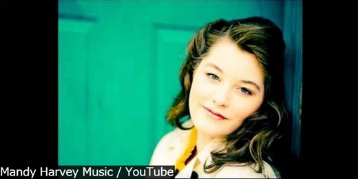 들을 수 없지만 아름다운 노래 부르는 재즈 가수의 사연