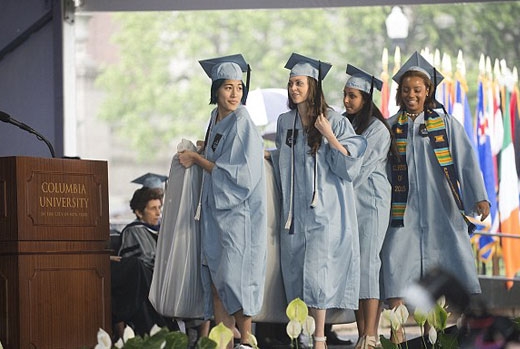 ‘교내 성폭행 항의 시위’ 美여대생 매트리스 들고 졸업식