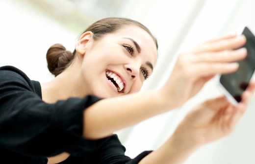 “웃으면 2살 더 어려보인다” - 英 연구