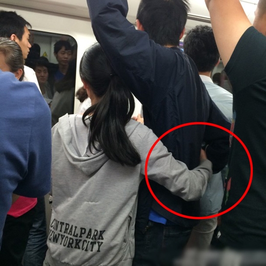 中지하철 구걸 소녀 돈 안 주자 ‘성희롱’…논란