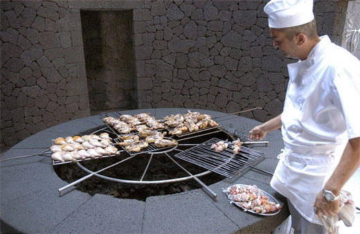 악마의 요리? 450도서 구운 ‘화산 바비큐’ 무슨 맛?