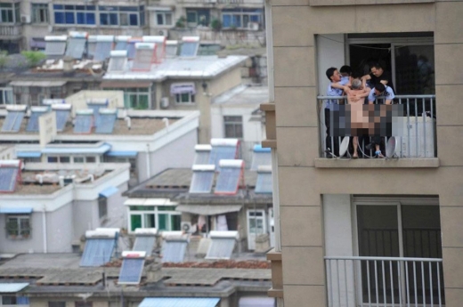 알몸으로 16층서 투신 시도한 50대…구조순간 포착