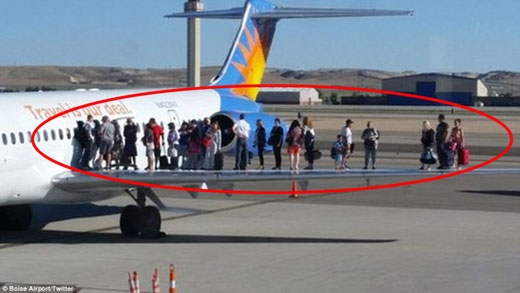 연료 누출...비행기 날개 위로 피신한 승객들 ‘아찔’