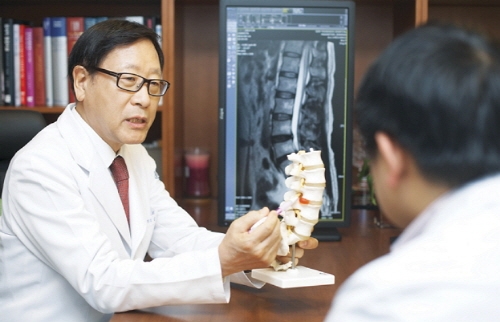 척추압박골절, 뼈가 약한 여성들 주의 필요