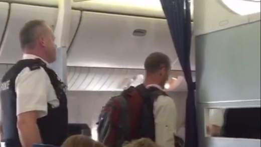 “땅콩 더 가져와!”…영국에 ‘땅콩 비상착륙’한 비행기