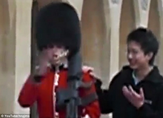 英 근위병에 장난치다 ‘혼쭐’