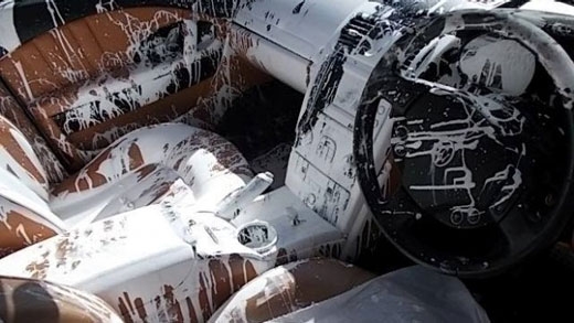 개 피하려다...2억대 마세라티 내부 ‘페인트 폭탄’