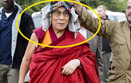 [포토]글래스톤베리 축제서 ‘티셔츠 쓴’ 달라이 라마