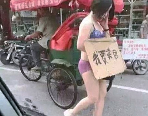 “날 팔아요”…속옷 차림 女, 거리행진한 이유