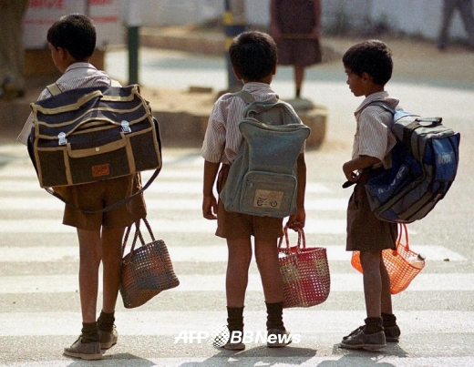 어린이 책가방 무게 제한하는 인도…체중 10% 초과 금지