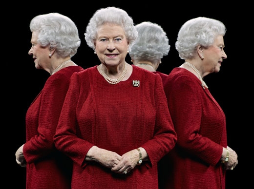 360도 회전하듯 4명으로 보이는 英엘리자베스 여왕