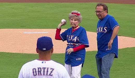 [월드피플+] 103세 할머니의 야구 시구 “천국에 던지는 기분”