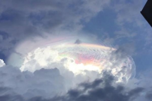 보호막 친 UFO?…희귀 무지개 구름 포착