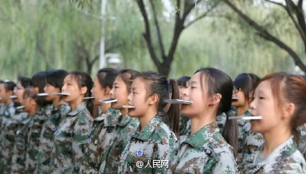 스마트폰 중독 치료? 中대학 ‘미스터리 훈련’ 화제