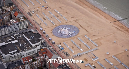 벨기에 해안에 ‘괴물 게’ 출현?…초대형 사진 작품 등장