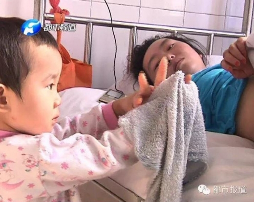 교통사고 당한 母 홀로 보살피는 3살 아이 사연