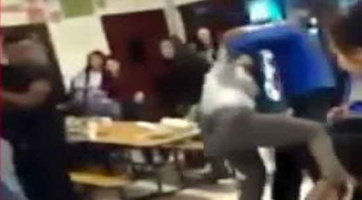 美고교생, 학교 교장을 땅바닥에 ‘내동댕이’