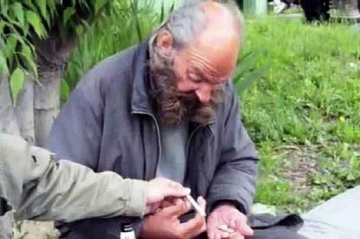 이탈리아에서 노숙생활 11년, 축구광 스위스 남자 고향 간다