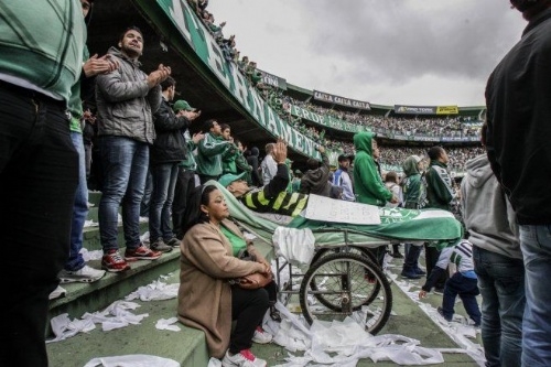 들것에 누워서도 축구는 빼먹을 수 없어 열혈 삼바축구팬 화제