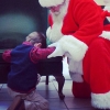 산타 무릎 꿇게 한 4세 아이… “의식불명 아기 위해 함께 기도해 주세요”