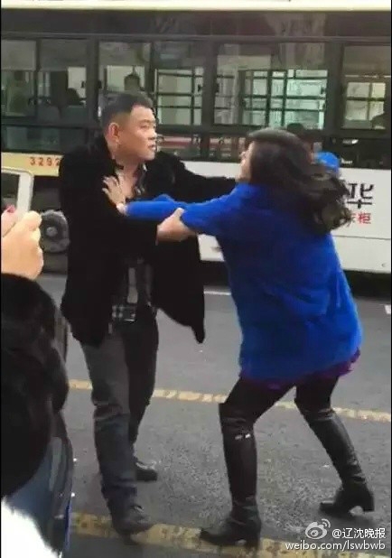 “7200만원짜리 모피코트 사줘!”…대로변서 몸싸움 부부