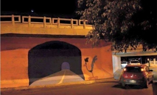 감쪽같은 ‘그림 터널’…운전자 통과하려다 충돌사고