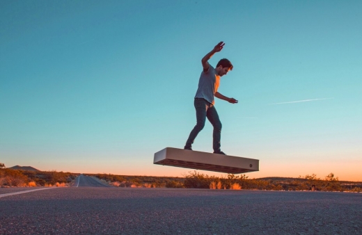 영화를 현실로…하늘을 나는 호버보드 개발