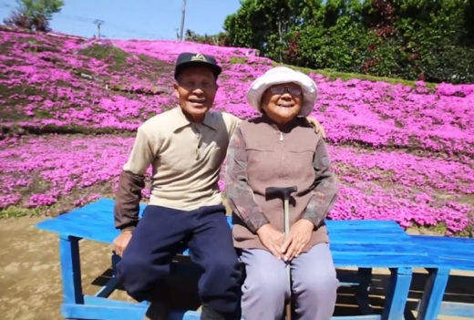 눈먼 아내 위해 2년 동안 수천 송이 꽃 심은 남편
