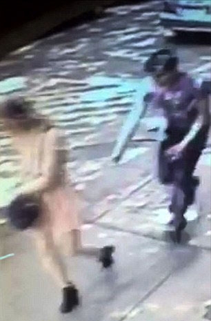 길거리 걷던 미니스커트 여성 강제로 팬티 빼앗겨