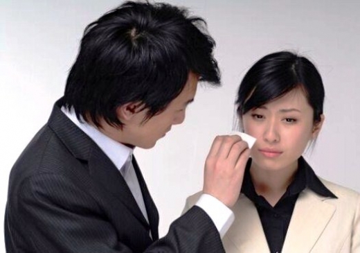 日직장인 4명 중 1명이 화장실에서 우는 이유