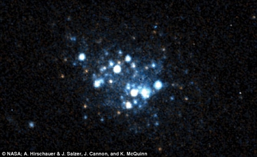 [아하! 우주] 빅뱅 직후의 우주 닮은 ‘푸른 은하’ 포착