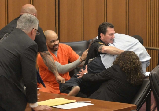 법정에서 뒤엉킨 살인마의 웃음, 피해자 父의 울부짖음