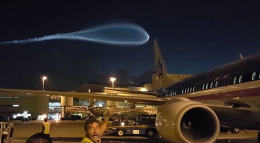 美공항 위를 날아가는 ‘푸른빛 UFO’ 포착…정체는?